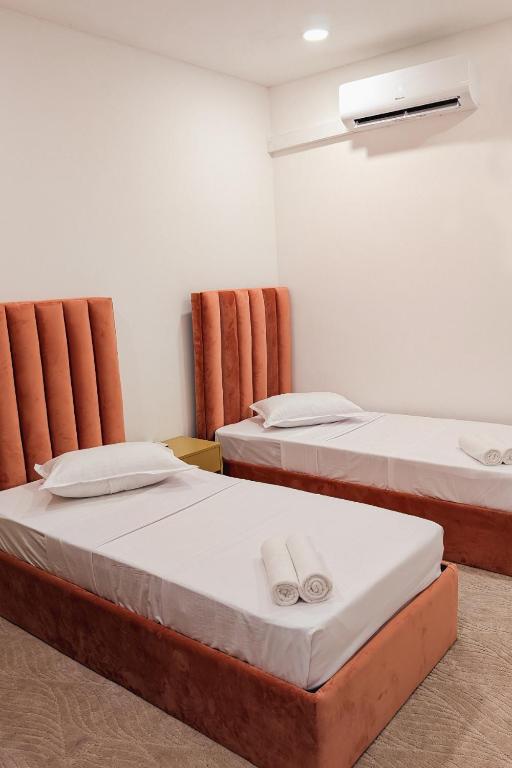 Postel nebo postele na pokoji v ubytování Kings Grand Hotel