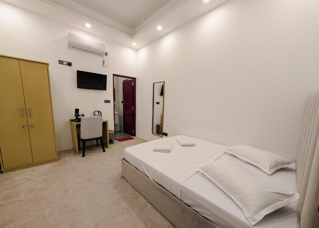 Postel nebo postele na pokoji v ubytování Kings Grand Hotel