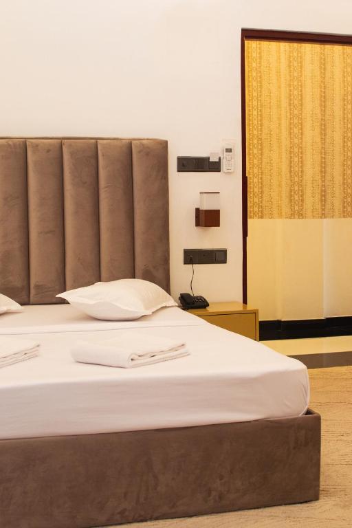 Postel nebo postele na pokoji v ubytování Kings Grand Hotel