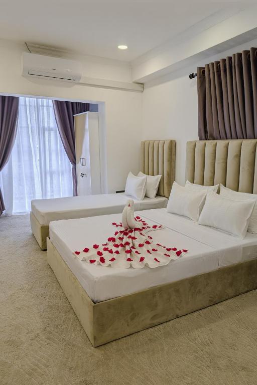 Postel nebo postele na pokoji v ubytování Kings Grand Hotel
