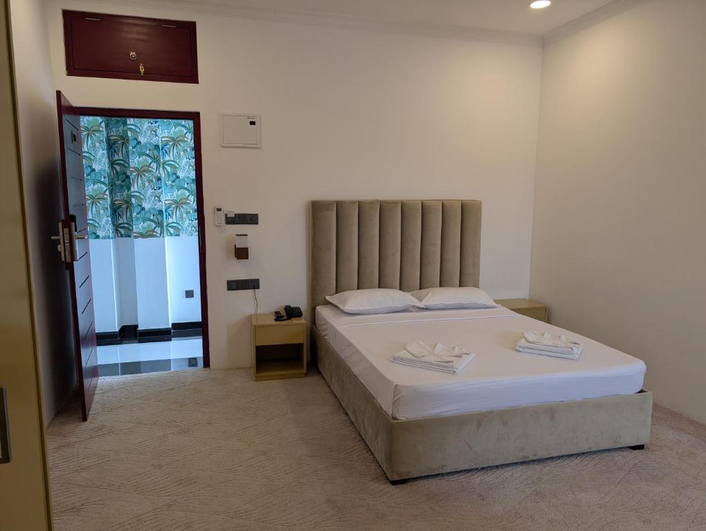 Postel nebo postele na pokoji v ubytování Kings Grand Hotel