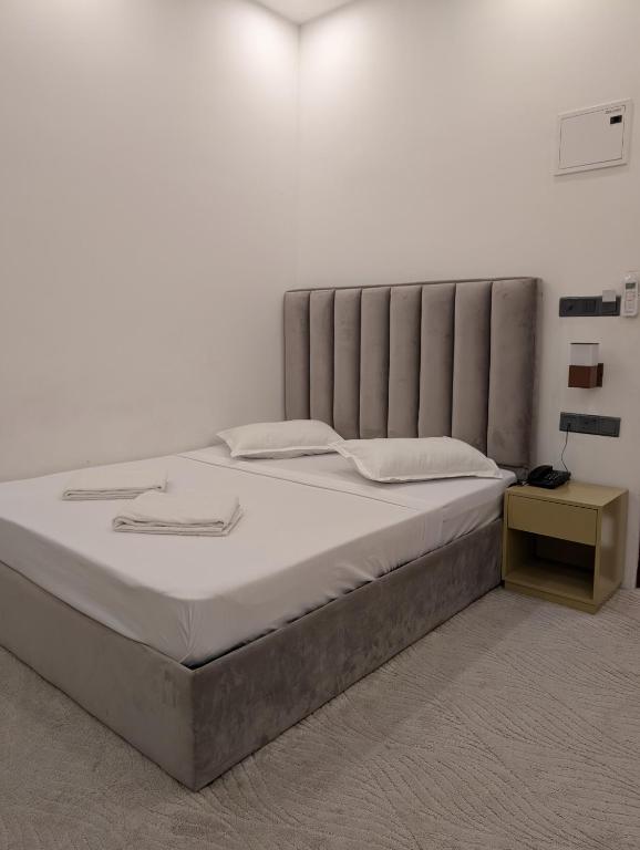 Postel nebo postele na pokoji v ubytování Kings Grand Hotel