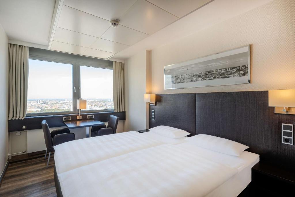 Letto o letti in una camera di Park Inn by Radisson Berlin Alexanderplatz