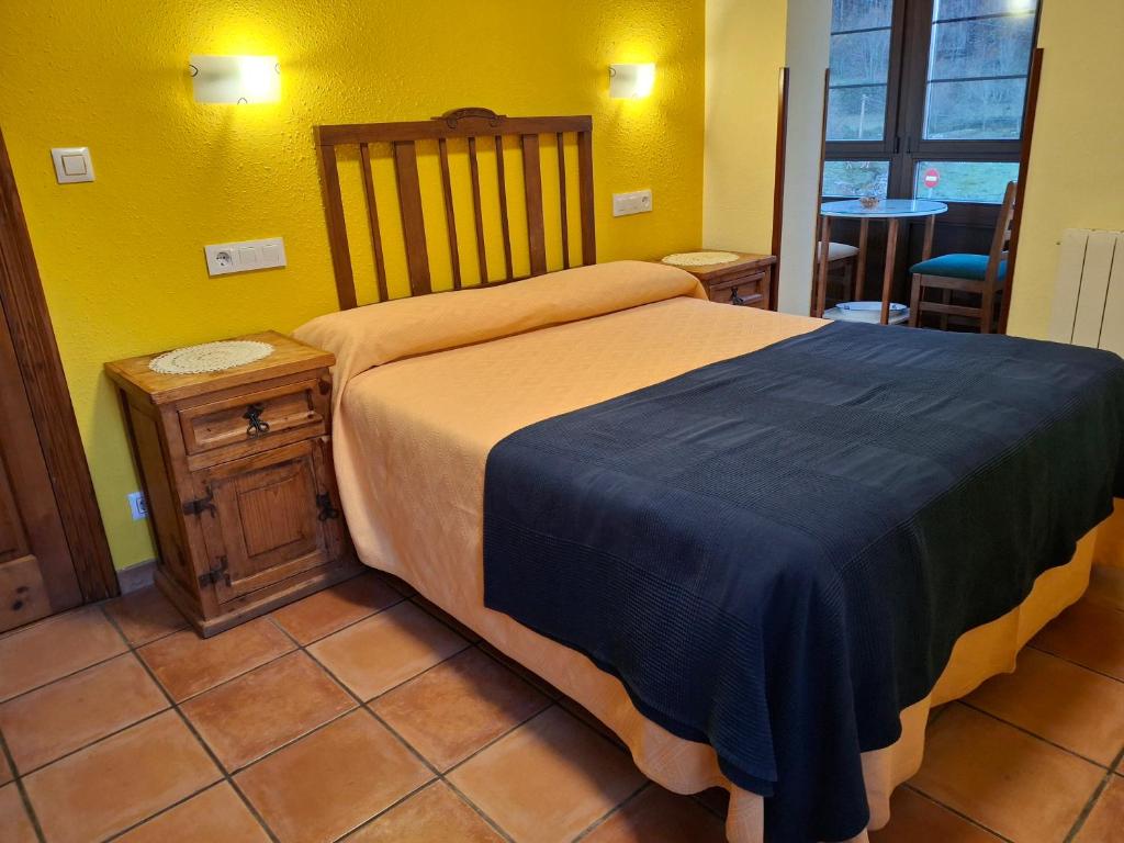 La Corona del Auteiro - Yellow Room