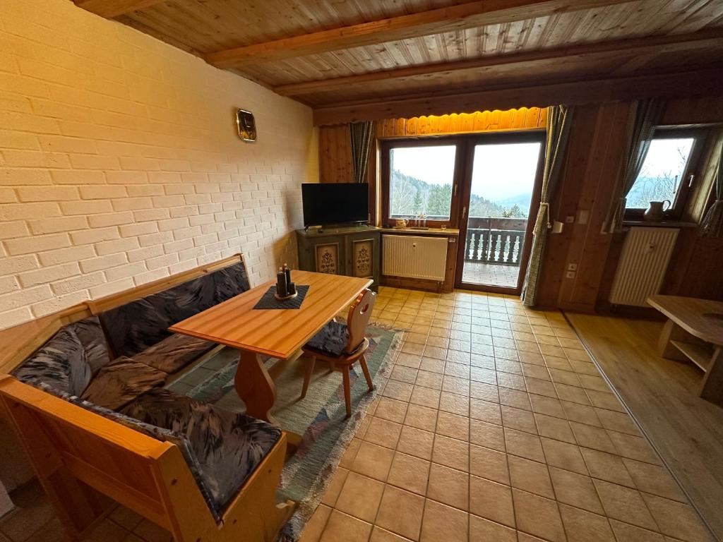 ein Wohnzimmer mit Sofa und Tisch in der Unterkunft Uriges Apartment + Schönblick + mitten im Bayerischen Wald + WLAN kostenfrei in Schöfweg