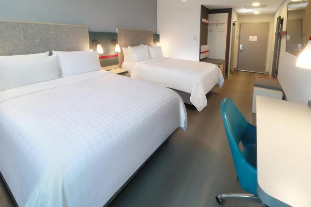 Postel nebo postele na pokoji v ubytování Avid Hotel Querétaro Centro Sur by IHG