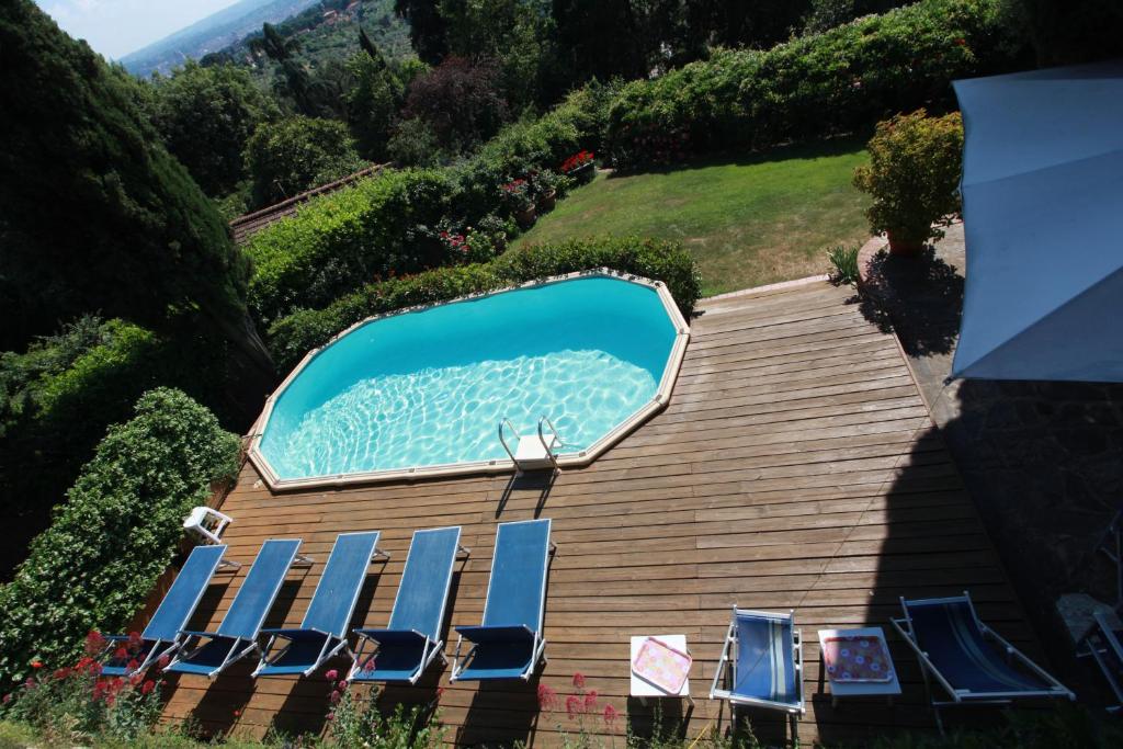 - une vue sur la piscine dans une maison dans l'établissement Villa Acacia, à Florence