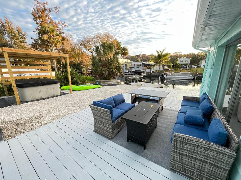 Weeki Wachee Retreat Canal home with hot tub kayaks canoe and boat with trolling motor included - Housity
