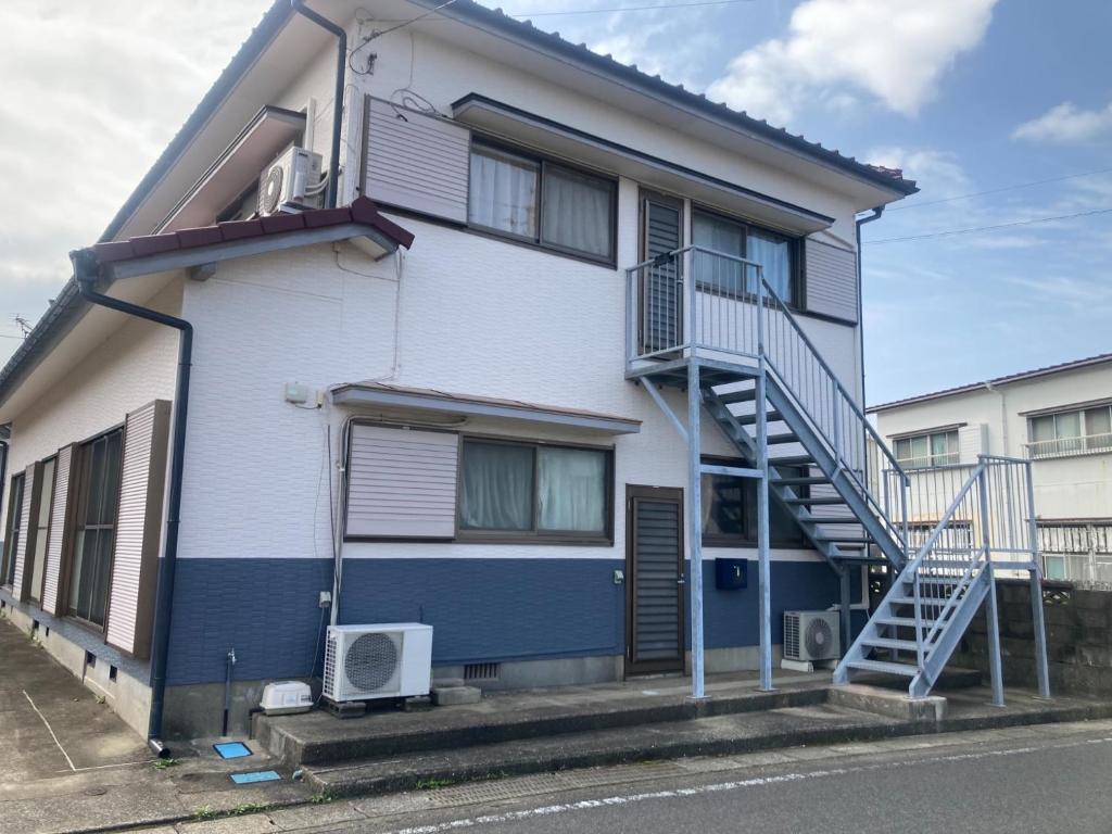 una casa blanca y azul con una escalera de caracol en Goto - Hotel - Vacation STAY 16955, en Goto