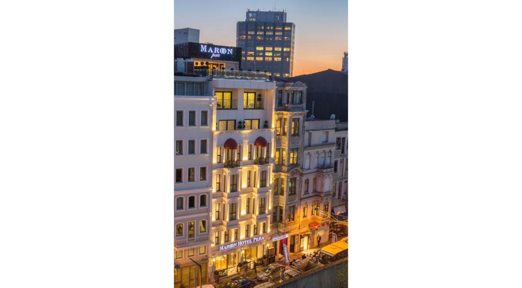 イスタンブールにあるマルーン ホテル ペラの建物を眺めながらの夕日の街並み