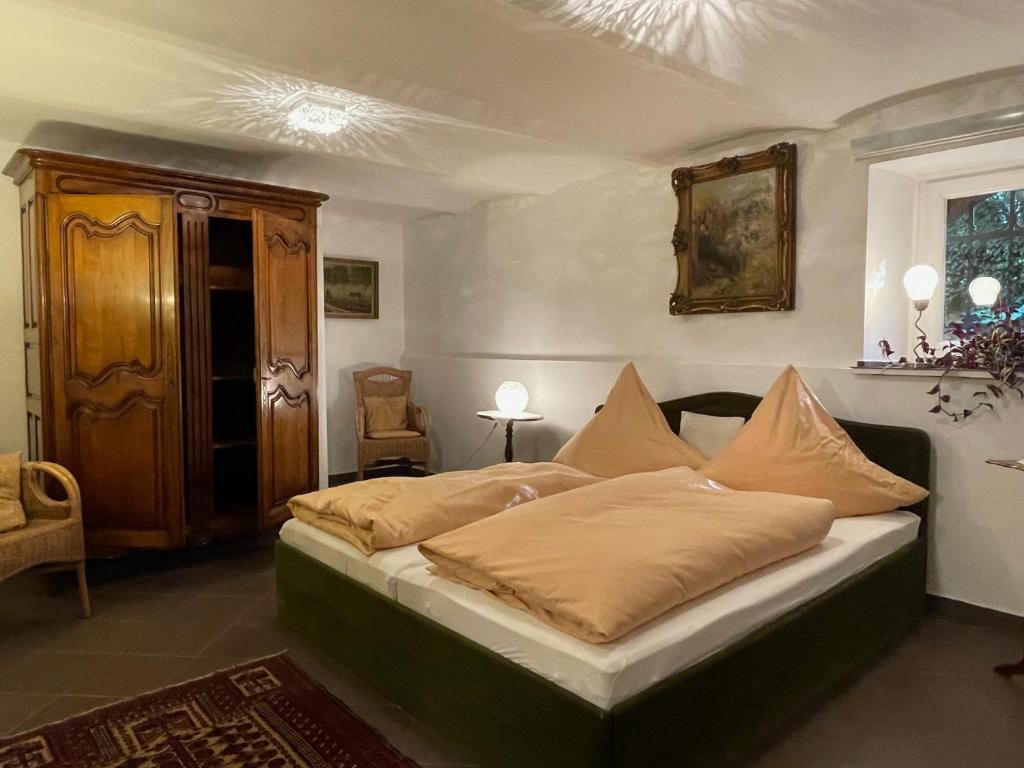 Katil atau katil-katil dalam bilik di Ferienwohnung der besonderen Art in Villa am Glan