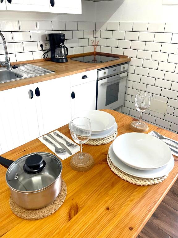 stół kuchenny z talerzami i kieliszkami do wina w obiekcie Apartamento Mar del norte, en Cotillo. w mieście Cotillo