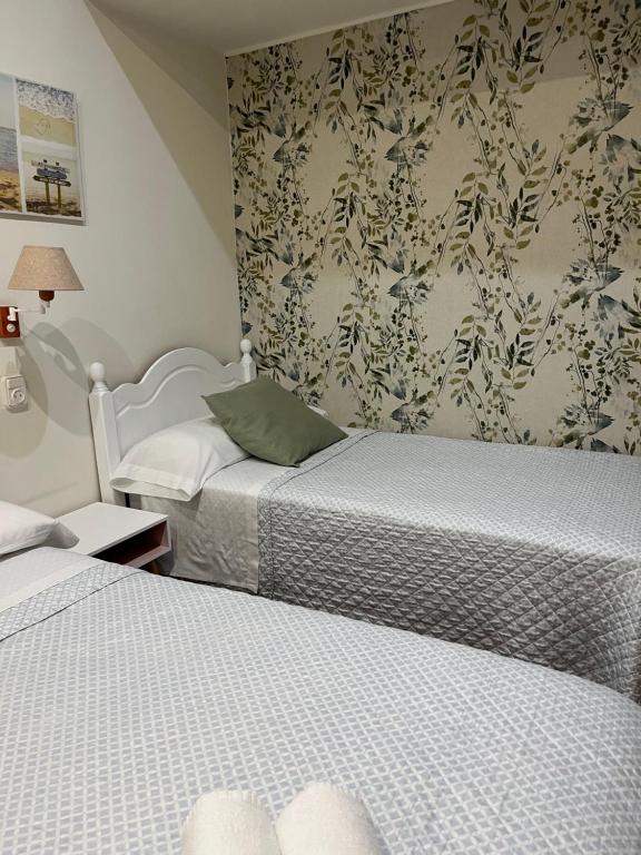 Łóżko lub łóżka w pokoju w obiekcie Pension Angelines, Sneuu Hostel Santander