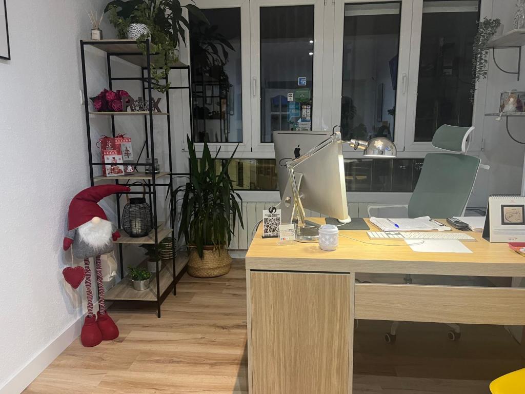 biuro z biurkiem z komputerem w obiekcie Pension Angelines, Sneuu Hostel Santander w mieście Santander