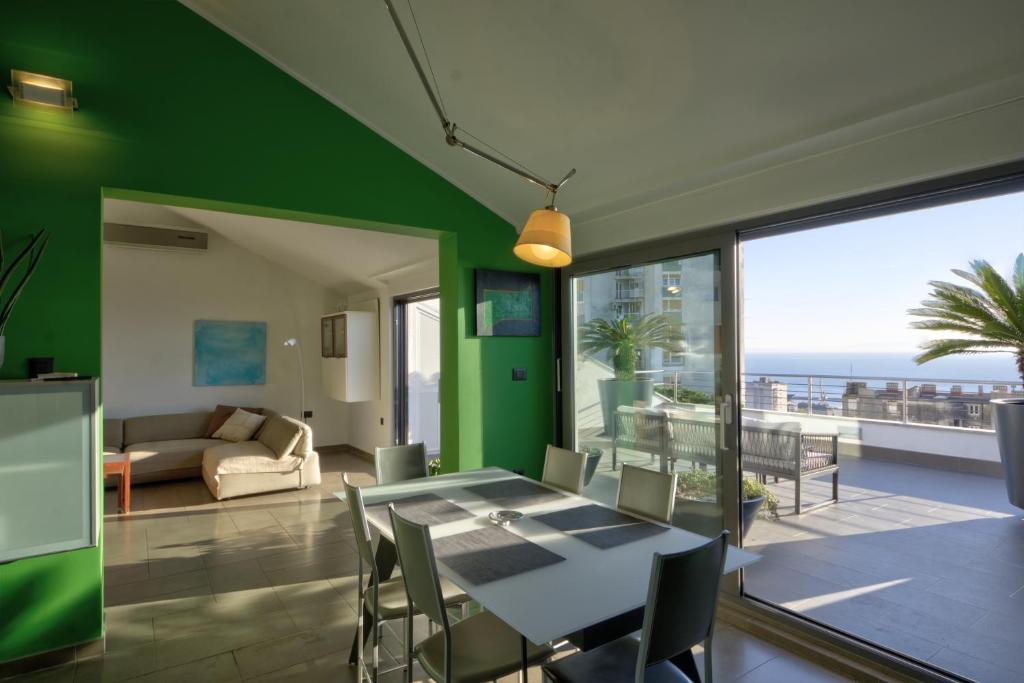 Χώρος καθιστικού στο Penthouse Belvedere City View with Private Parking