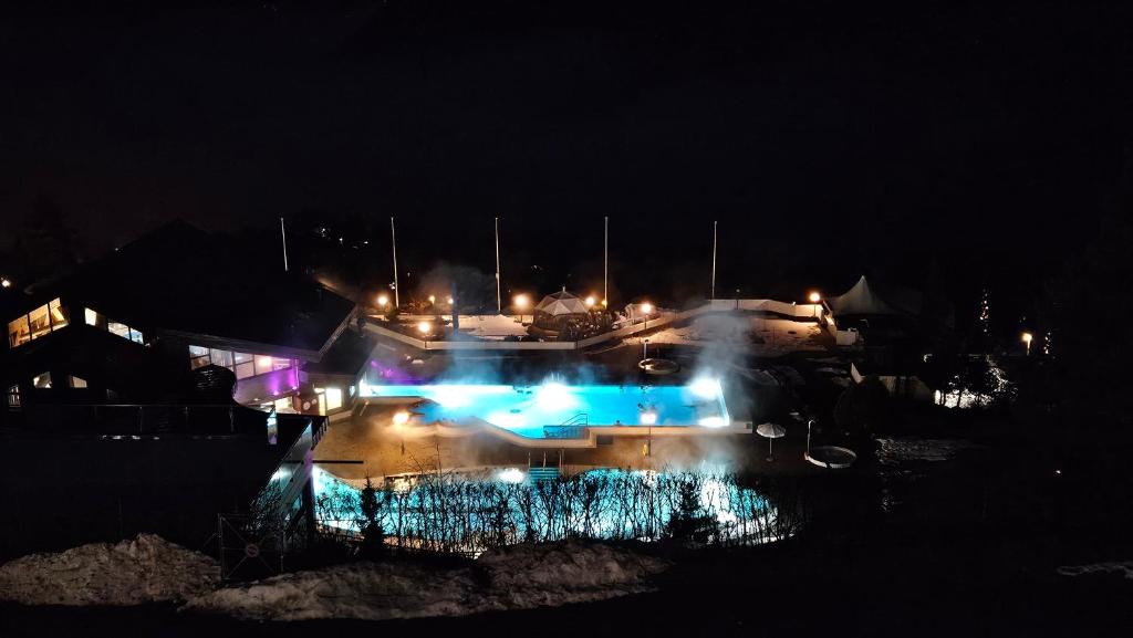 Bazén v ubytování Studio 4206 Les Sources aux Bains d'Ovronnaz nebo v jeho okolí