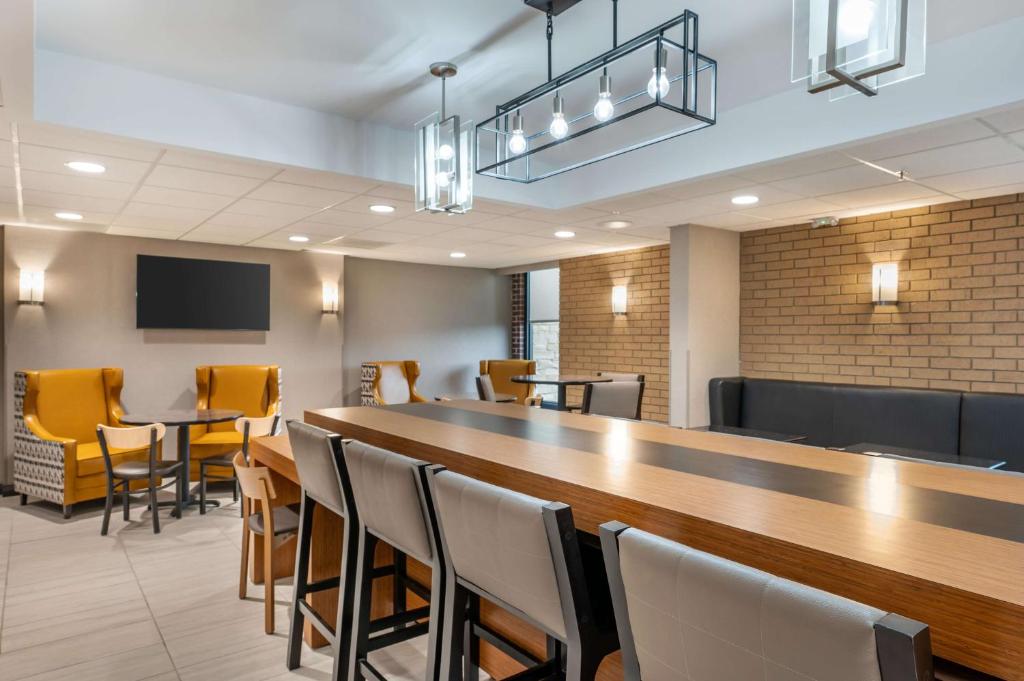 TV a/nebo společenská místnost v ubytování Drury Inn & Suites Champaign