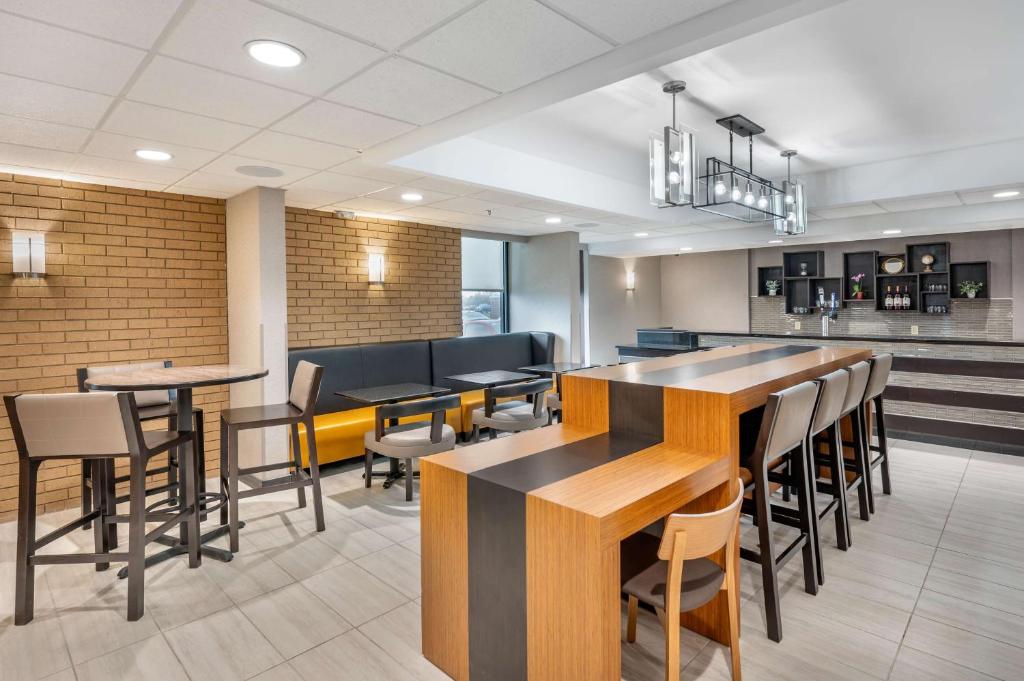 Kuchyň nebo kuchyňský kout v ubytování Drury Inn & Suites Champaign