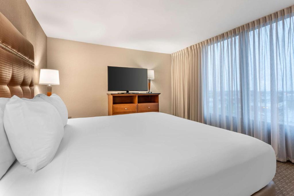 TV a/nebo společenská místnost v ubytování Drury Inn & Suites Champaign