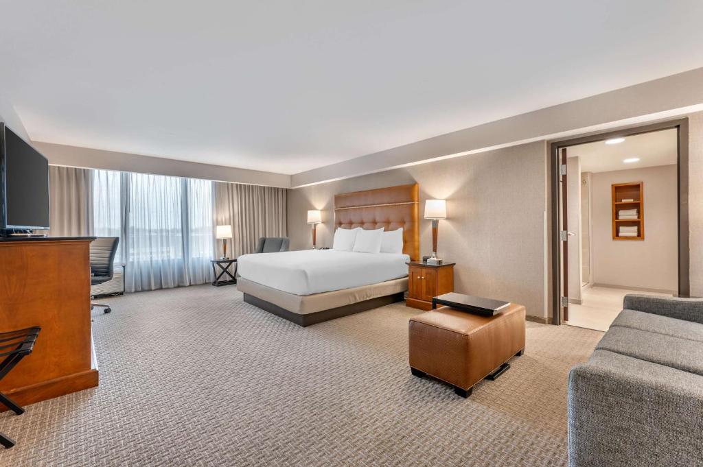 Postel nebo postele na pokoji v ubytování Drury Inn & Suites Champaign