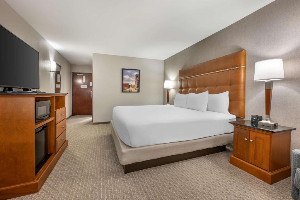 Postel nebo postele na pokoji v ubytování Drury Inn & Suites Champaign