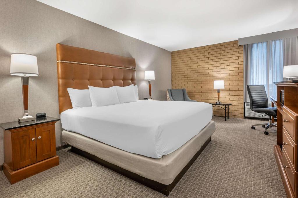 Postel nebo postele na pokoji v ubytování Drury Inn & Suites Champaign