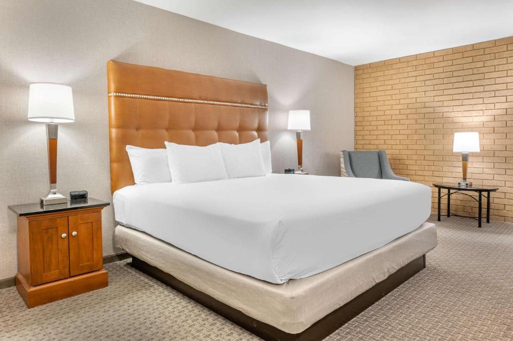 Postel nebo postele na pokoji v ubytování Drury Inn & Suites Champaign