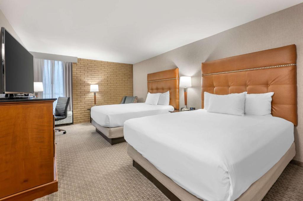 Postel nebo postele na pokoji v ubytování Drury Inn & Suites Champaign