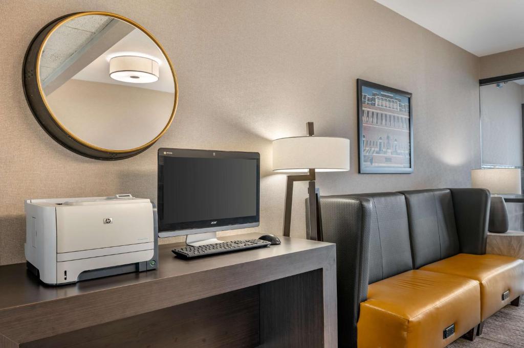 TV a/nebo společenská místnost v ubytování Drury Inn & Suites Champaign