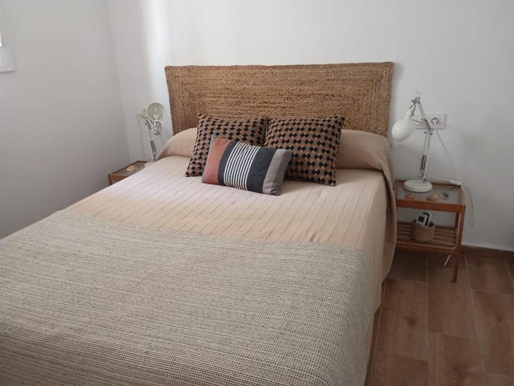 a bedroom with a large bed with two pillows at Casa Kiwi Playa a 50 metros in El Palmar
