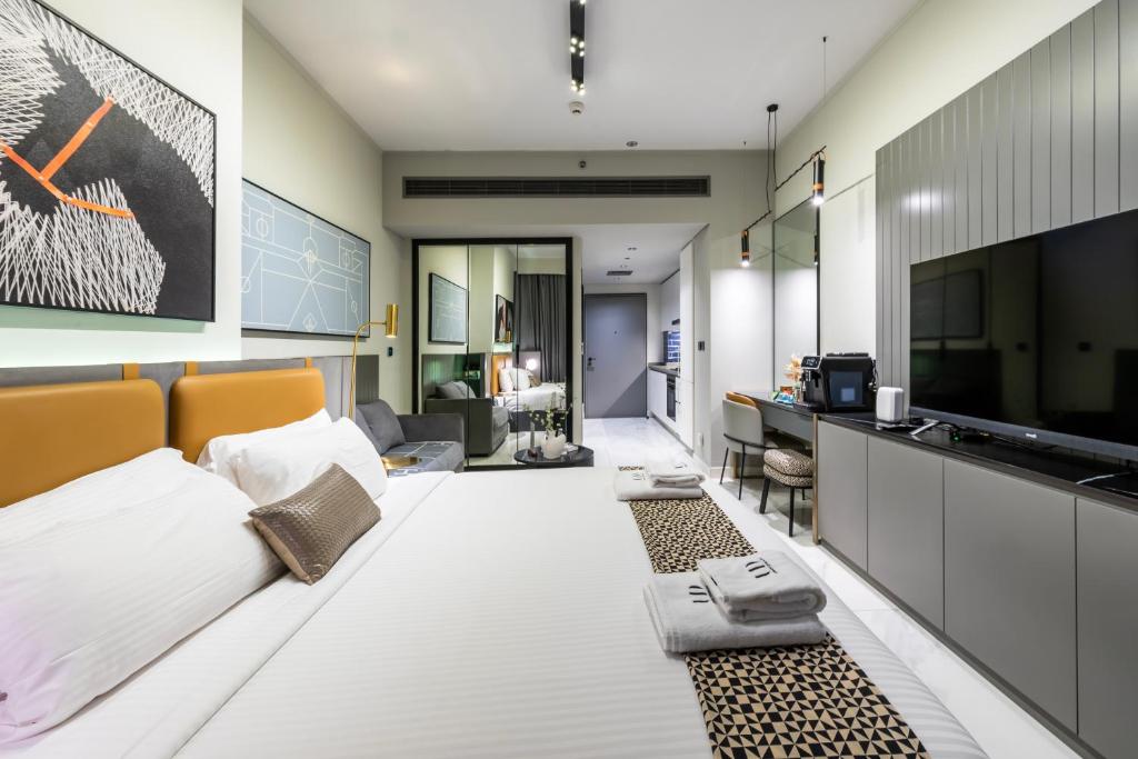 een woonkamer met een bed en een televisie bij Canal View Studio Downtown - Near Dubai Mall & Burj Khalifa - MAG 318 in Dubai