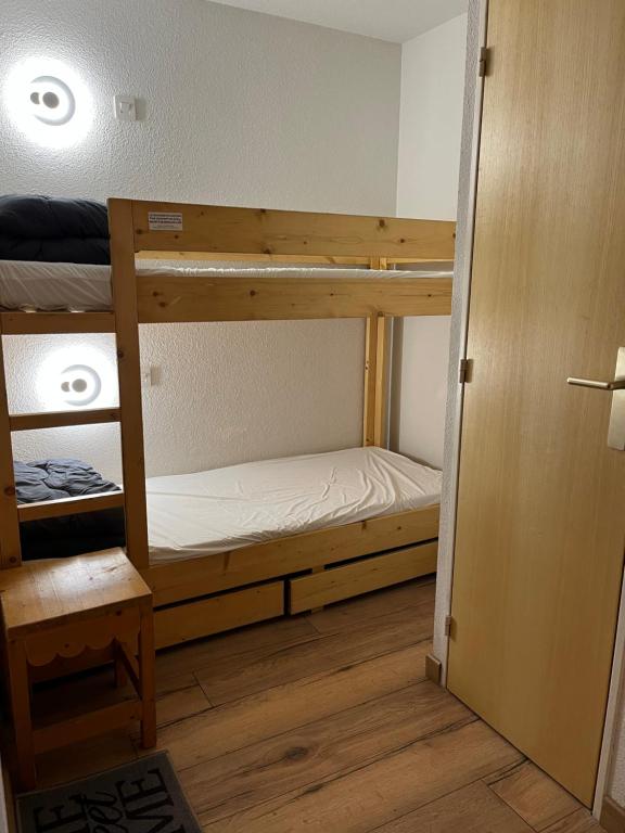 En eller flere senge i et værelse på Appartement 4 a 6 Risoul pieds des pistes