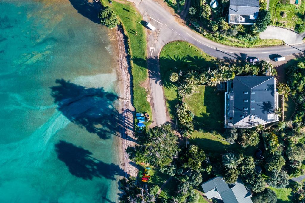 una vista aérea de la playa y el océano en Lannan Beach House - Stay Waiheke, en Waiheke Island