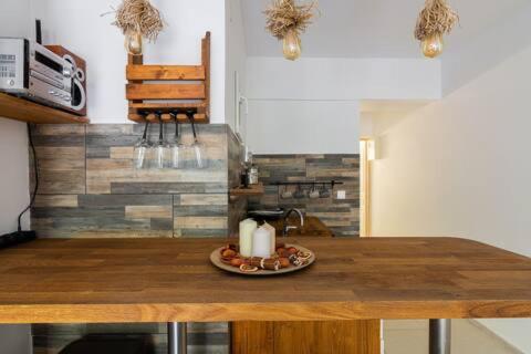 Dreamy Cove, Artistic Hideaway near Floisvos 1BD