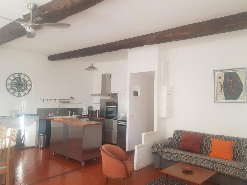 un salon avec un canapé et une cuisine dans l'établissement Charmant appartement T4 Centre historique, à Hyères