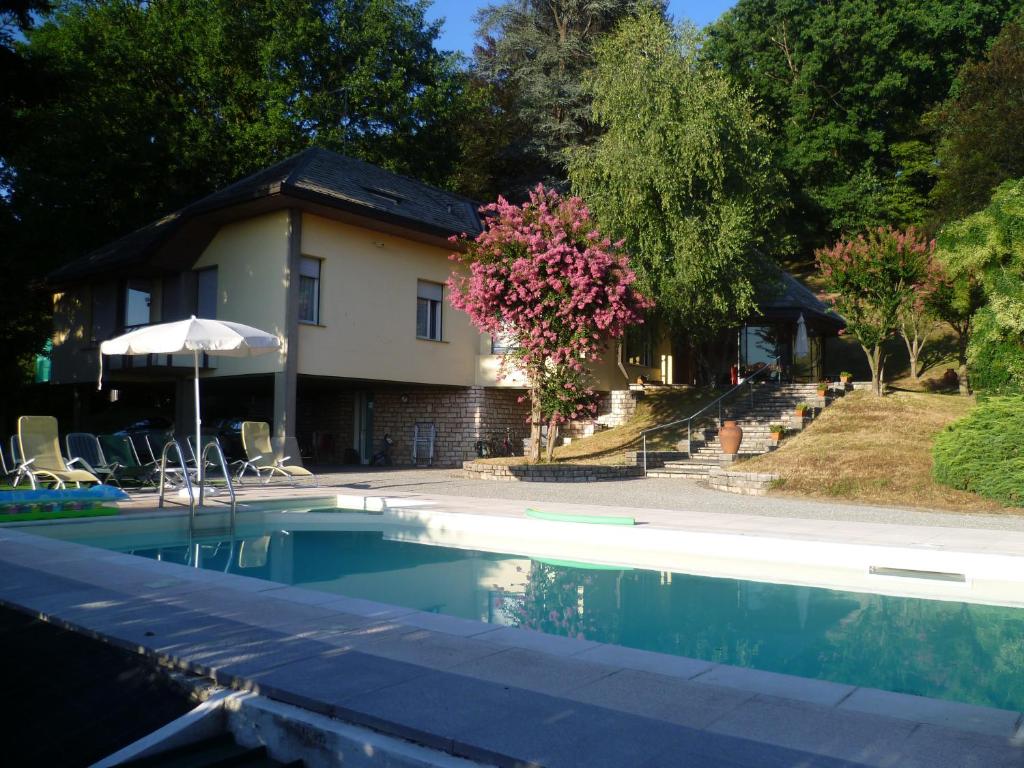 The swimming pool at or close to Il Colombé B&B