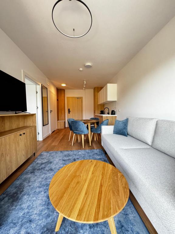 TV a/nebo společenská místnost v ubytování Aparthotel Anchoria Holiday Honest-Serwis