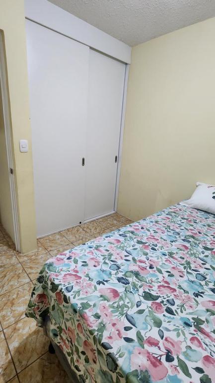 Ένα ή περισσότερα κρεβάτια σε δωμάτιο στο Tiny & Cozy House