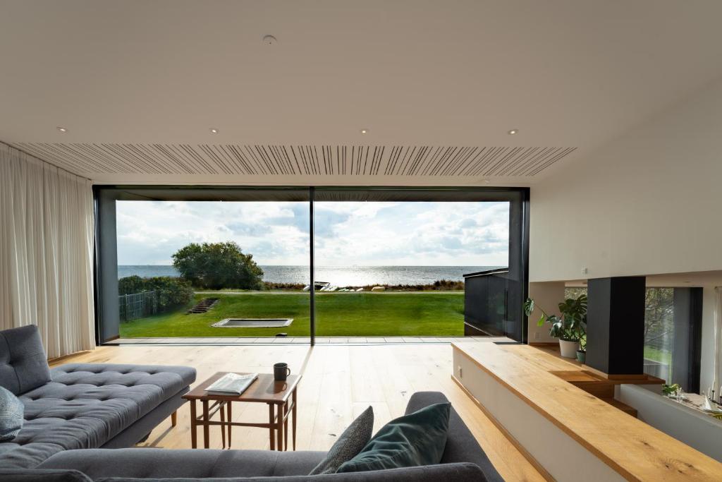 Posezení v ubytování Ocean view in first row. Architectural pearl