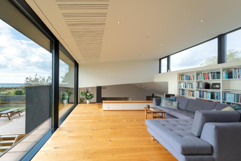 Posezení v ubytování Ocean view in first row. Architectural pearl