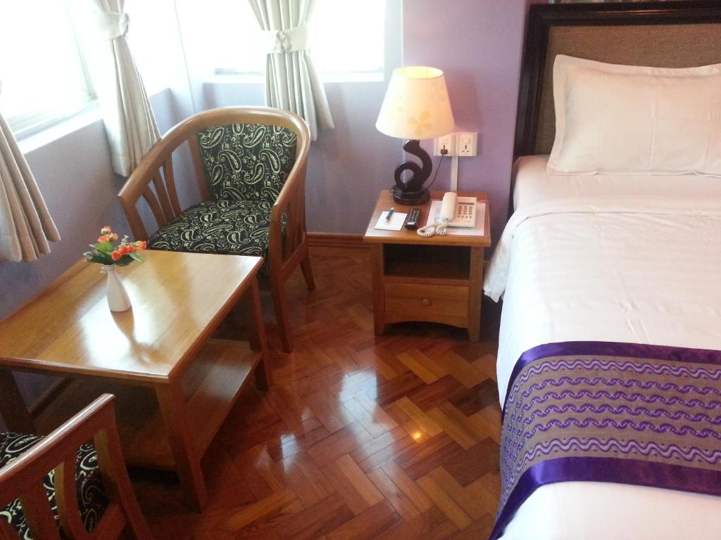 Postel nebo postele na pokoji v ubytování Grand Laurel Hotel