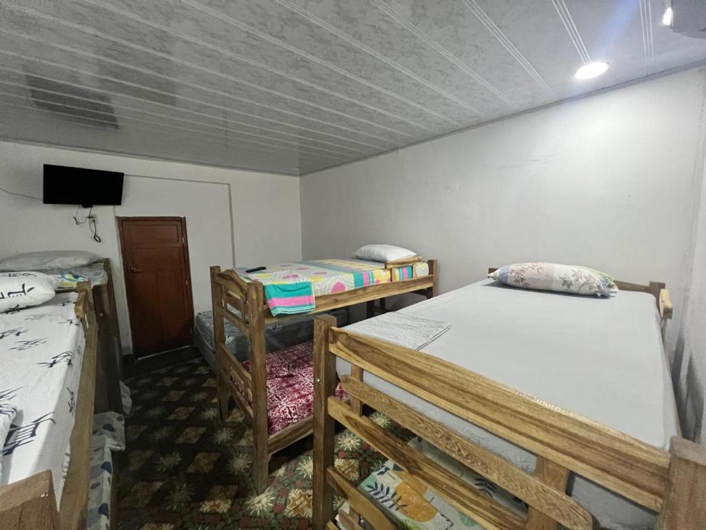 Postel nebo postele na pokoji v ubytování Hostal la muralla getsemani