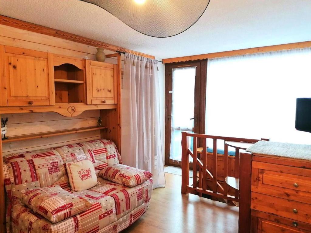 - un salon avec un canapé dans l'établissement Résidence La Meije - Studio cabine 4/5 pers - LE MEIJE- PLAGNE CENTRE MAE-3044, à Aime La Plagne