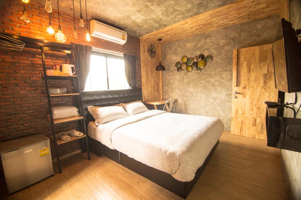 Кровать или кровати в номере Bed Loft Cafe