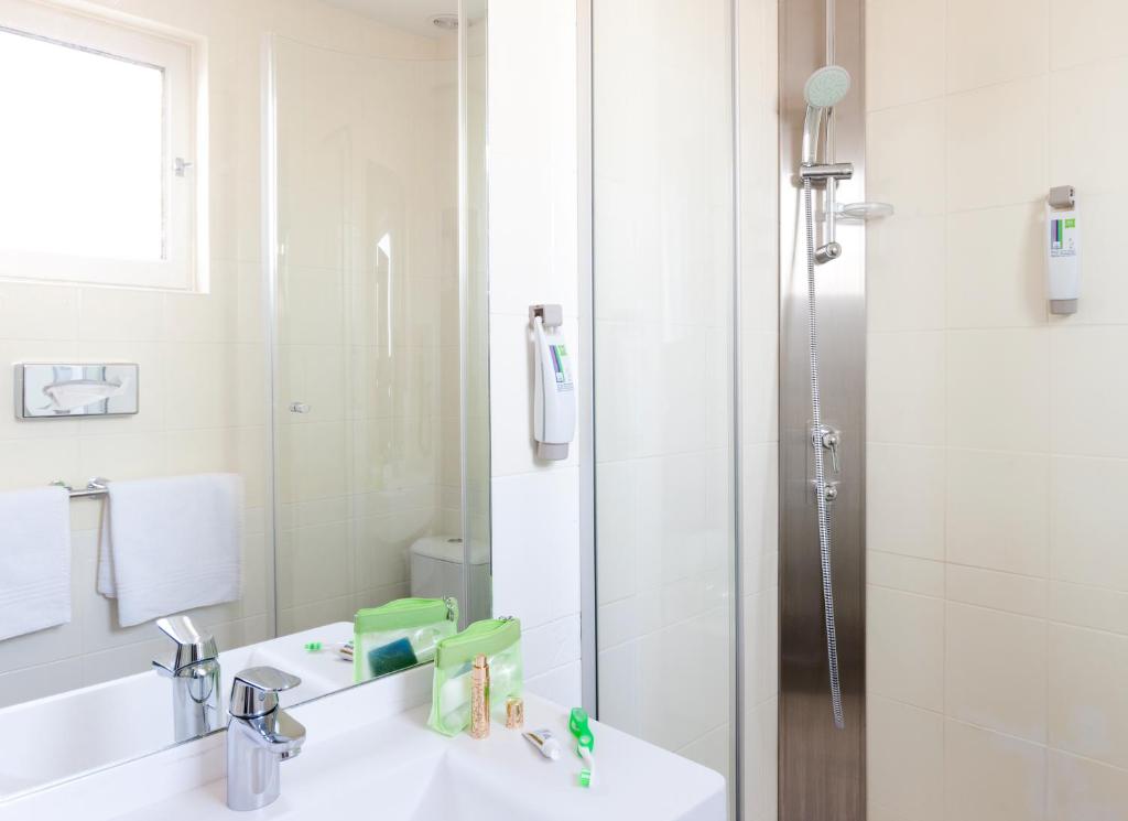 Koupelna v ubytování ibis Styles Roanne Centre Gare