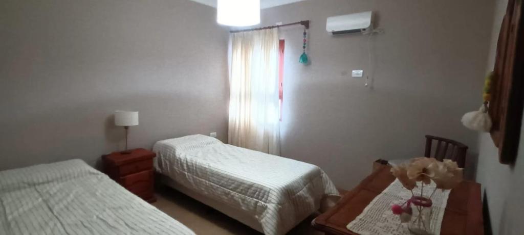 Camera piccola con 2 letti e un tavolo con un tavolo di Cabañas Tafi a Tafí del Valle