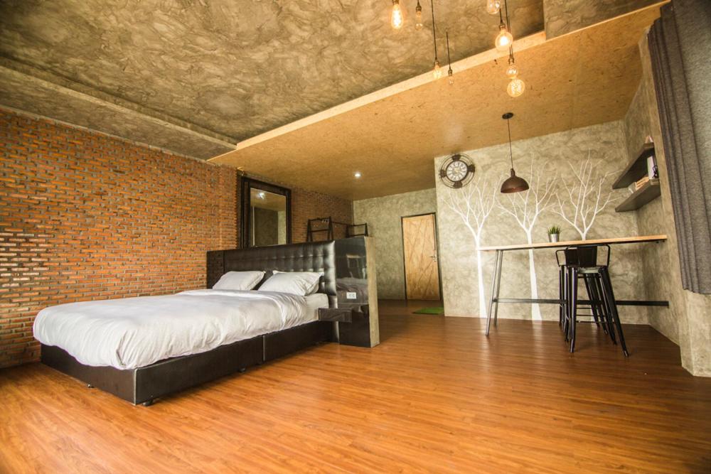 Postel nebo postele na pokoji v ubytování Bed Loft Cafe