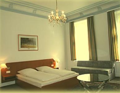 sala de estar con cama y silla en Alameda en Hamburgo