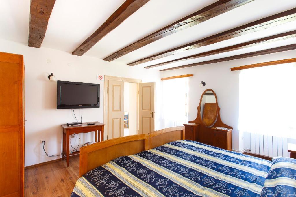 Postel nebo postele na pokoji v ubytování Apartments Villa Kastav in Old town center with sea view and parking