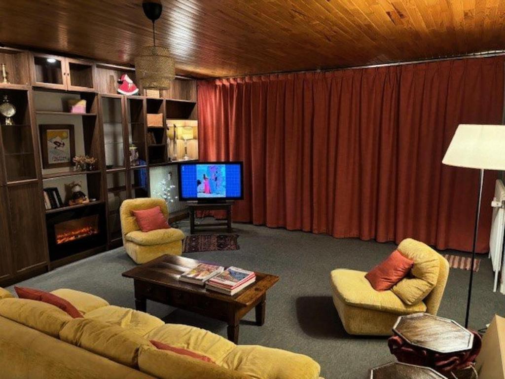 un salon avec deux canapés et une télévision dans l'établissement Résidence Horizon - Appartement 4 Pièces QUARTIER BERGERS-PIEDS DES PISTES-DEPART ESF MAE-7251, à Huez